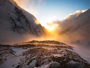 珠穆朗玛峰登顶之旅：挑战、美景与领悟